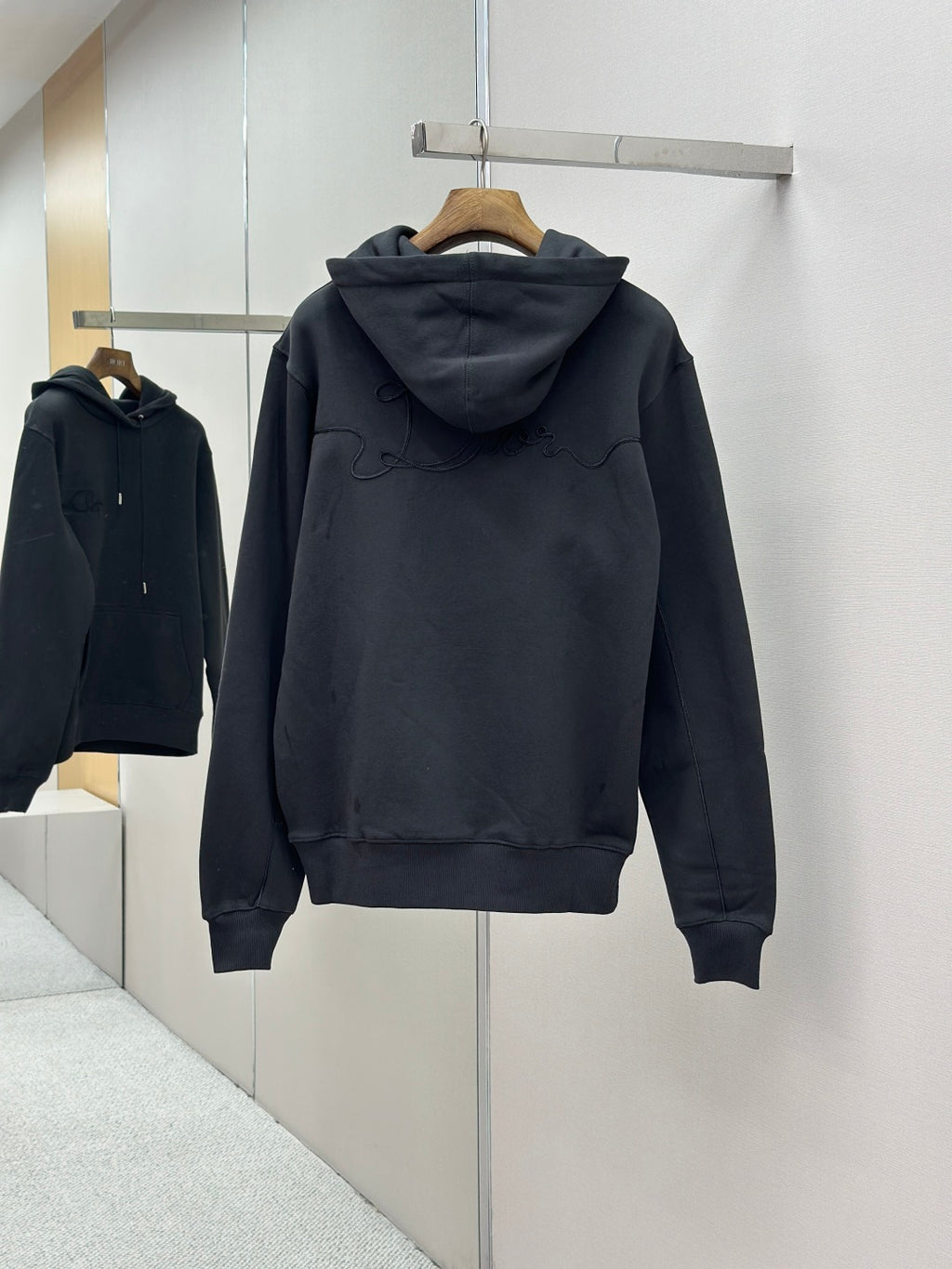 Long-sleeve hoodie with hood, dark blue, front pocket and drawstring