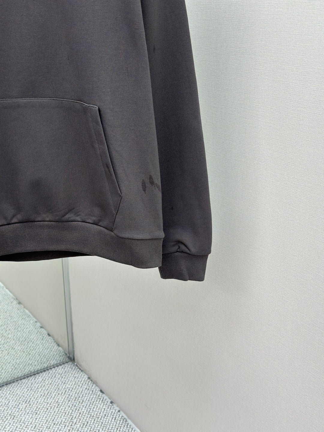 Dark gray hoodie with front pocket and ribbed hem, long-sleeve hooded sweatshirt