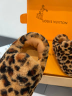 Leopard-print faux-fur slip-on shoe with open collar and beige lining