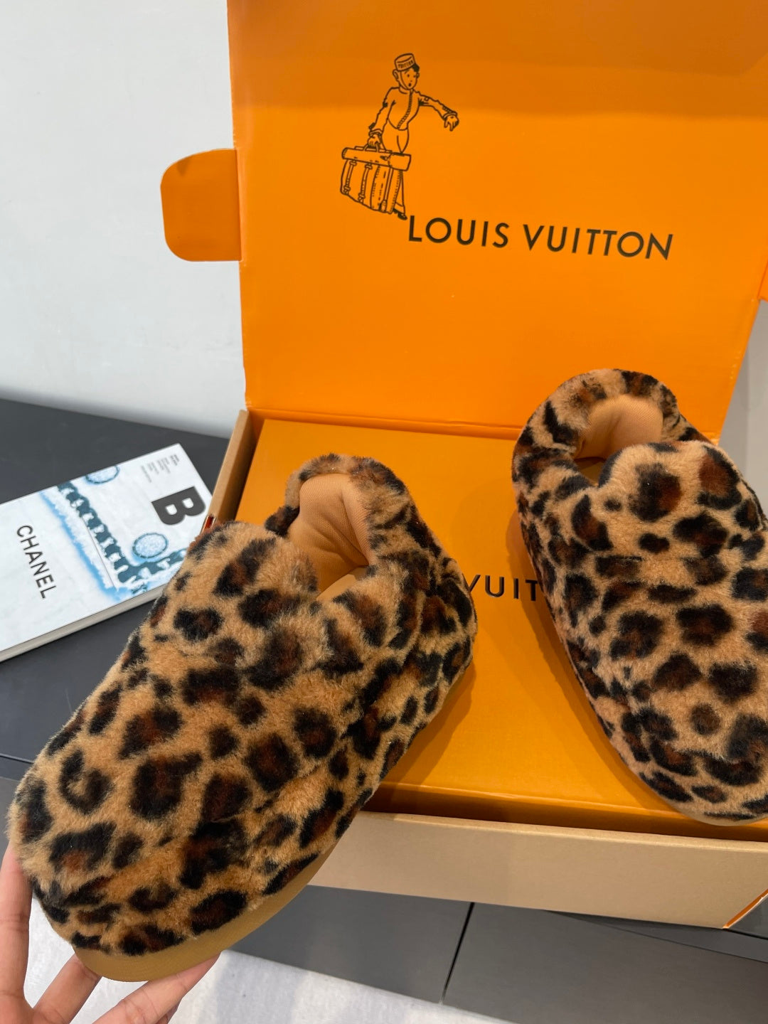 Leopard-print faux-fur slip-on shoes, rounded toe, beige trim