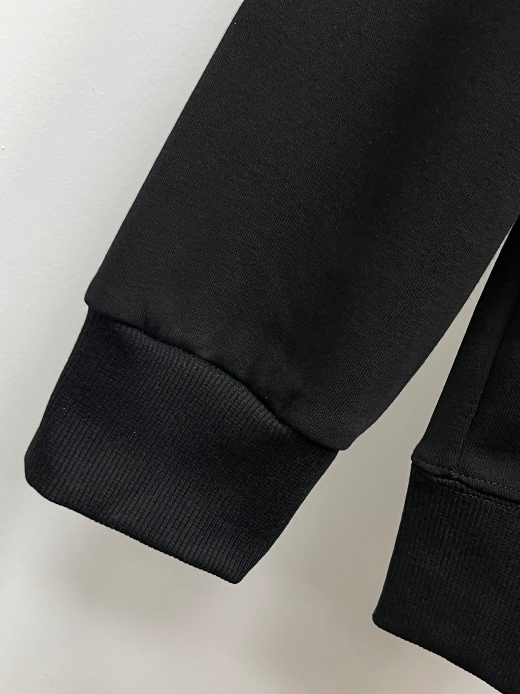 Black sweatshirt with ribbed cuffs and hem