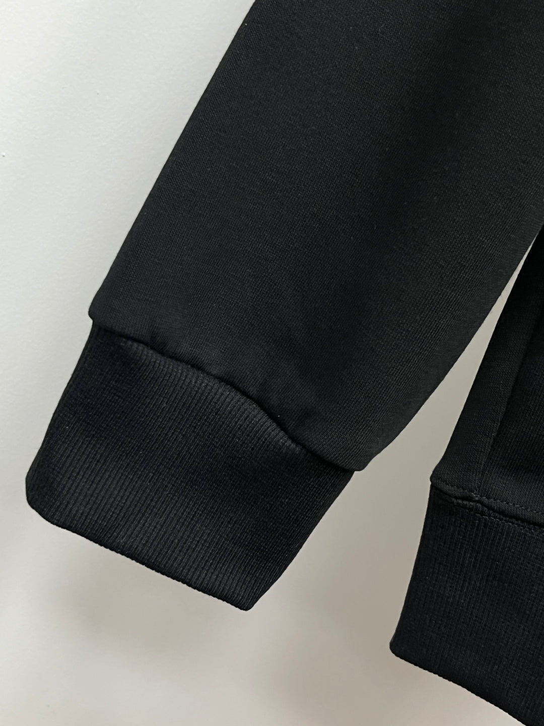 Black sweatshirt with ribbed cuffs and hem