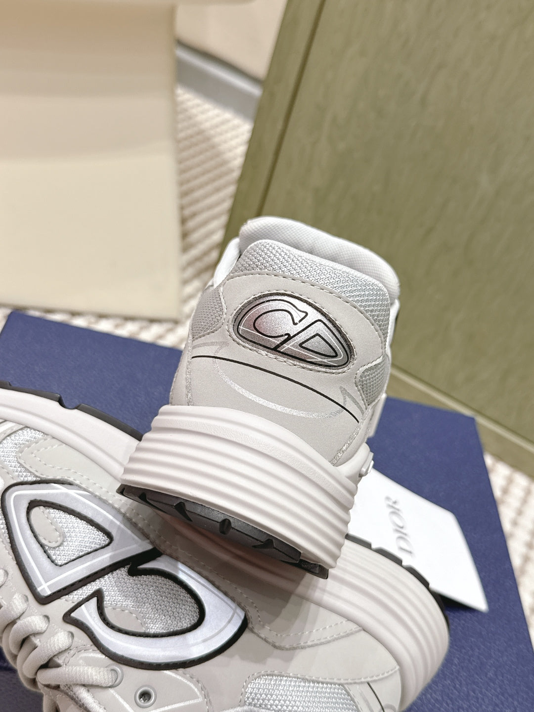 Unisex sneaker heel and ribbed sole in light gray/white with Dior-style logo patch