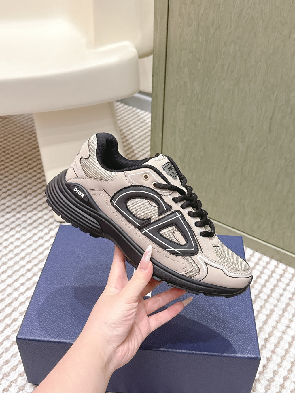 Unisex low-top sneakers, light beige with black sole and bold side graphic