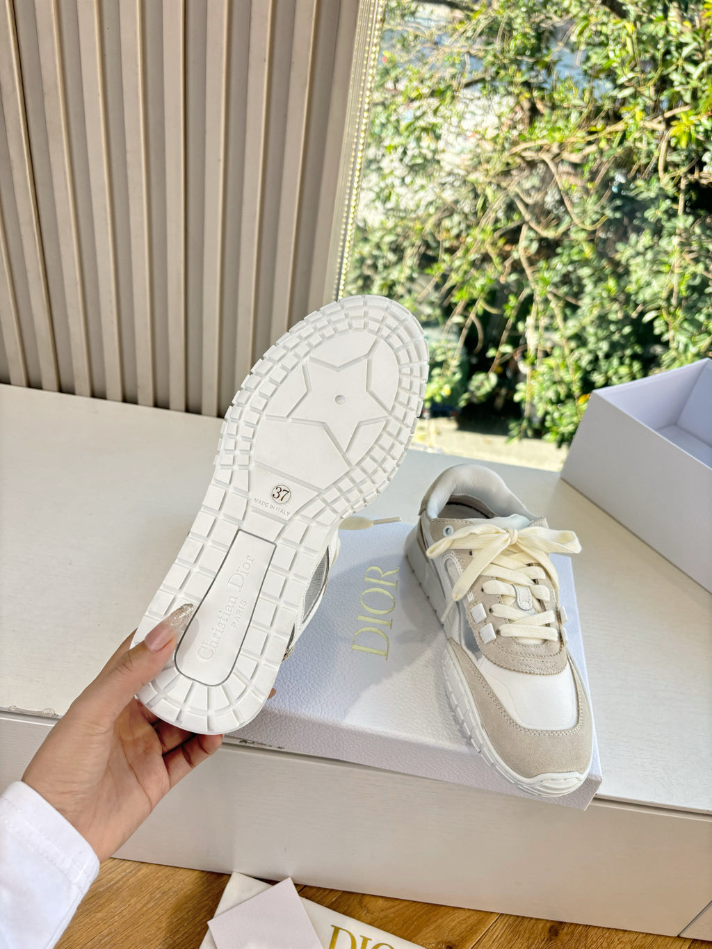 Unisex sneakers with textured rubber outsole and cream upper