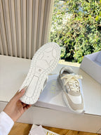 Unisex sneakers with textured rubber outsole and cream upper