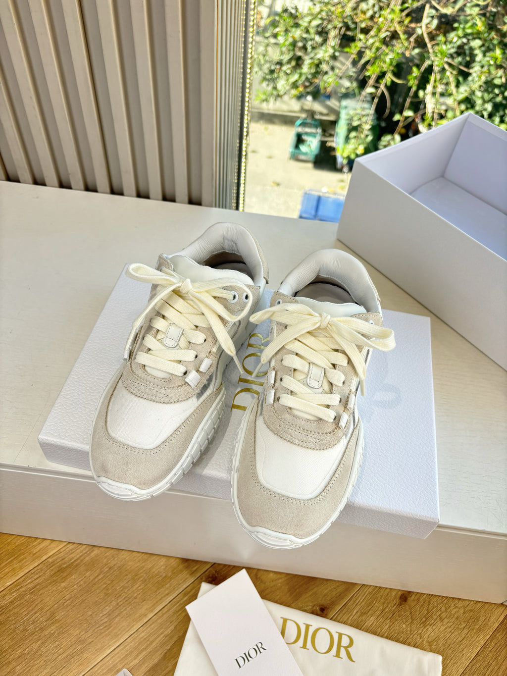 Unisex cream sneakers with beige suede overlays and lace-up closure