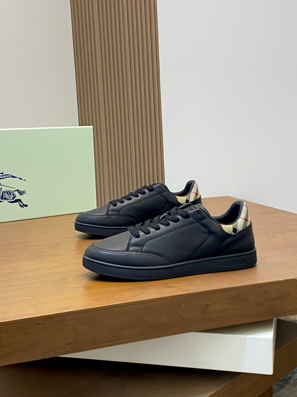 Dark blue low-top sneakers with plaid heel lining