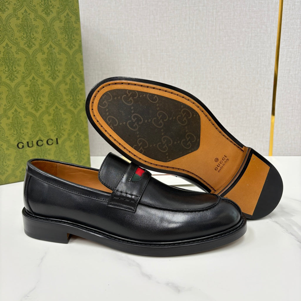 Gucci black leather loafer with brown logo-lined insole and red green stripe