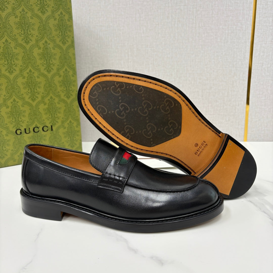 Gucci black leather loafer with brown logo-lined insole and red green stripe