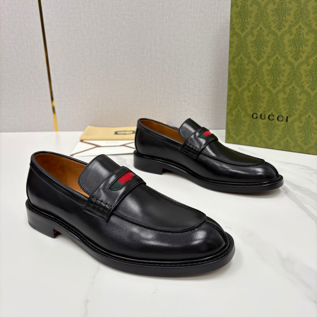 Pair of Gucci black leather loafers with tonal stitching and red green stripe