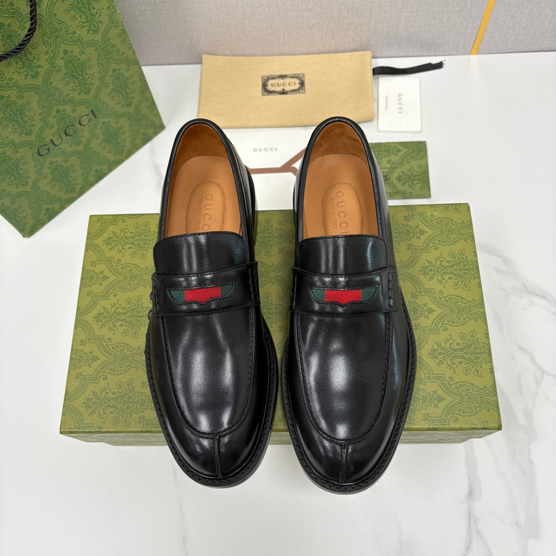Gucci black leather unisex loafer with slip-on design and red green stripe detail