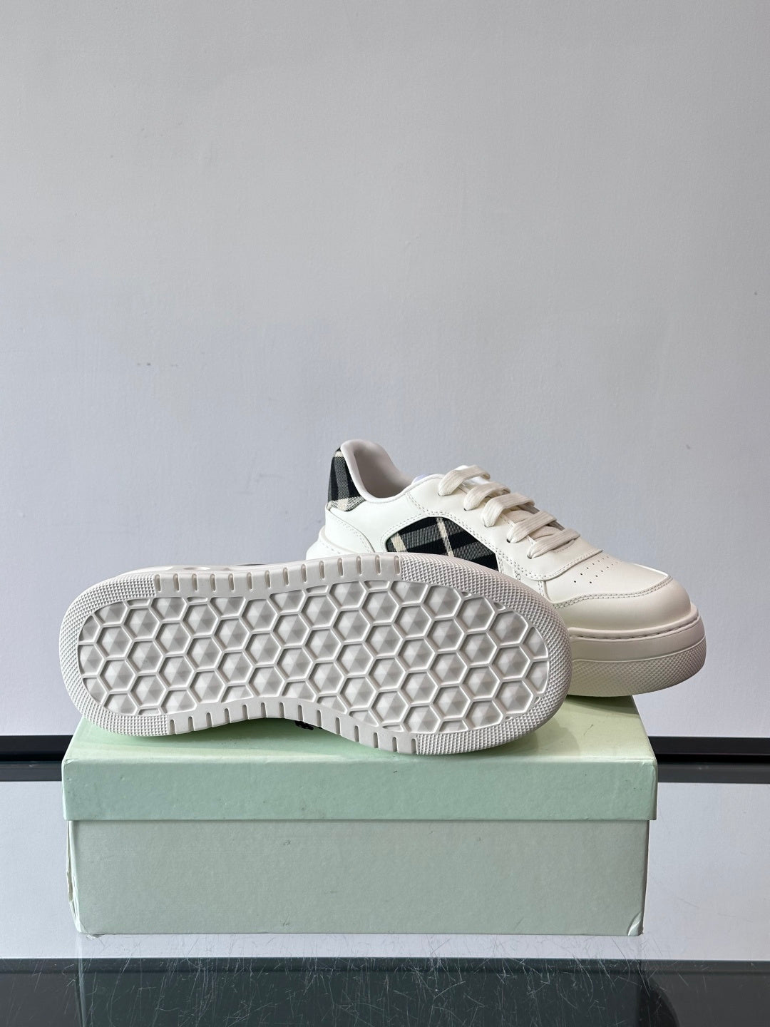 White leather-look sneaker outsole with hexagonal tread pattern