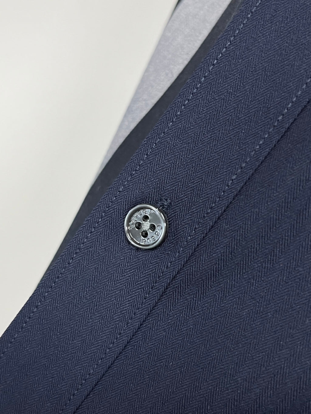 Long-sleeve shirt collar and button in navy textured fabric