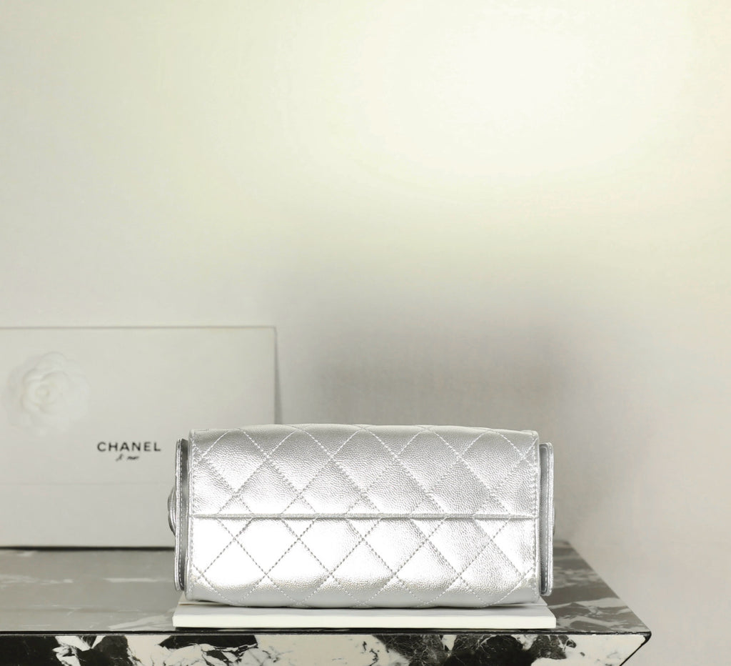 Silver quilted flap shoulder handbag with chain strap and clasp closure