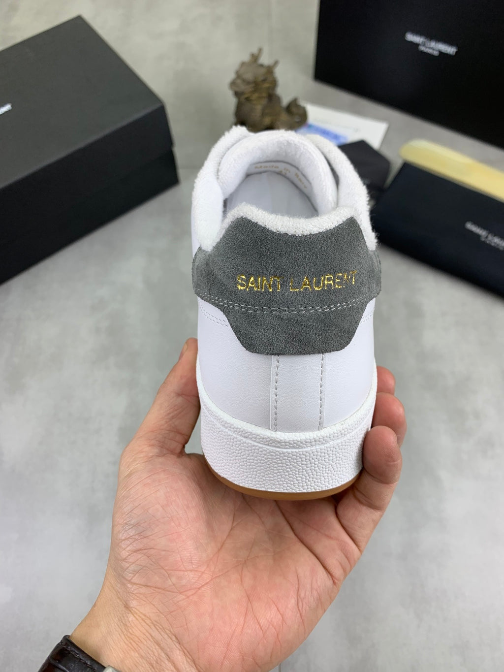 Unisex low-top sneakers heel: white back, gray collar lining, gum sole edge.