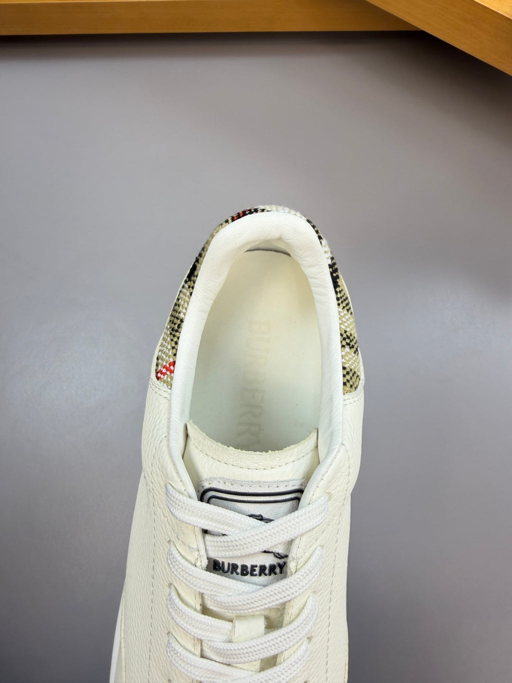Burberry white sneaker tongue and lace-up front with interior lining