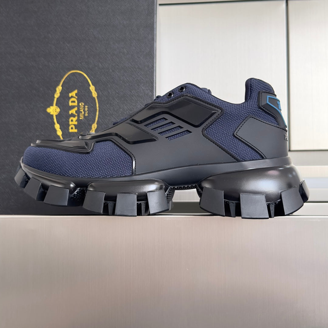 Unisex sneakers in dark blue with black rugged sole and lace-up closure.