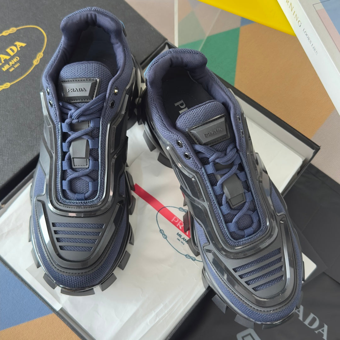 Unisex sneakers in dark blue with lace-up design and black padded collar.