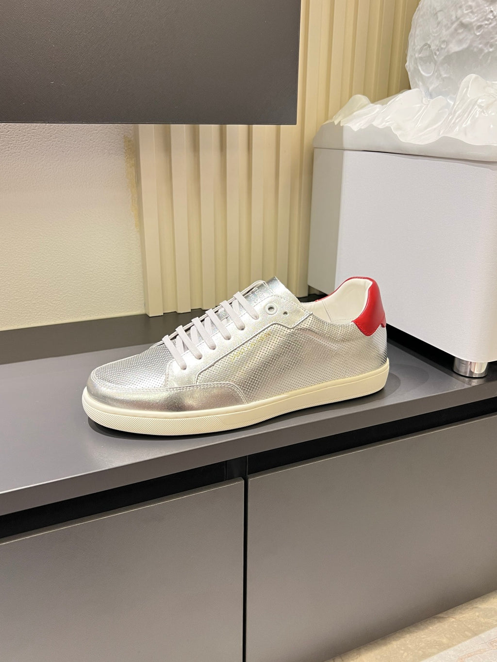 Unisex low-top sneakers, silver leather-look with red heel panel and white lace-up sole
