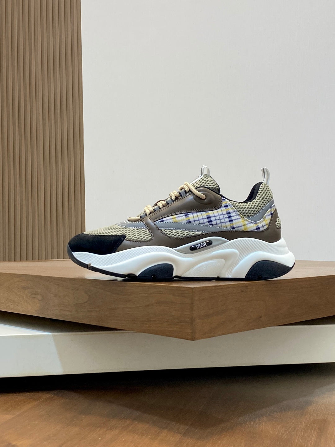 Unisex sneakers with beige and navy mesh uppers, white midsole, lace-up