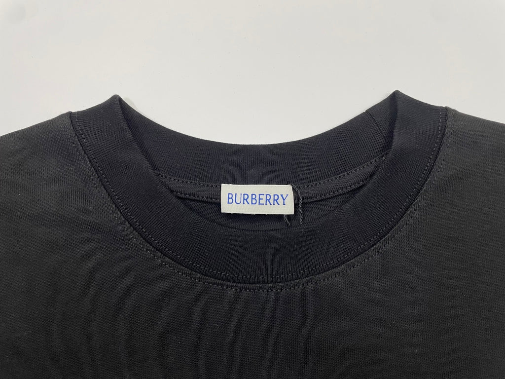Crewneck collar with BURBERRY label on dark short-sleeve t-shirt