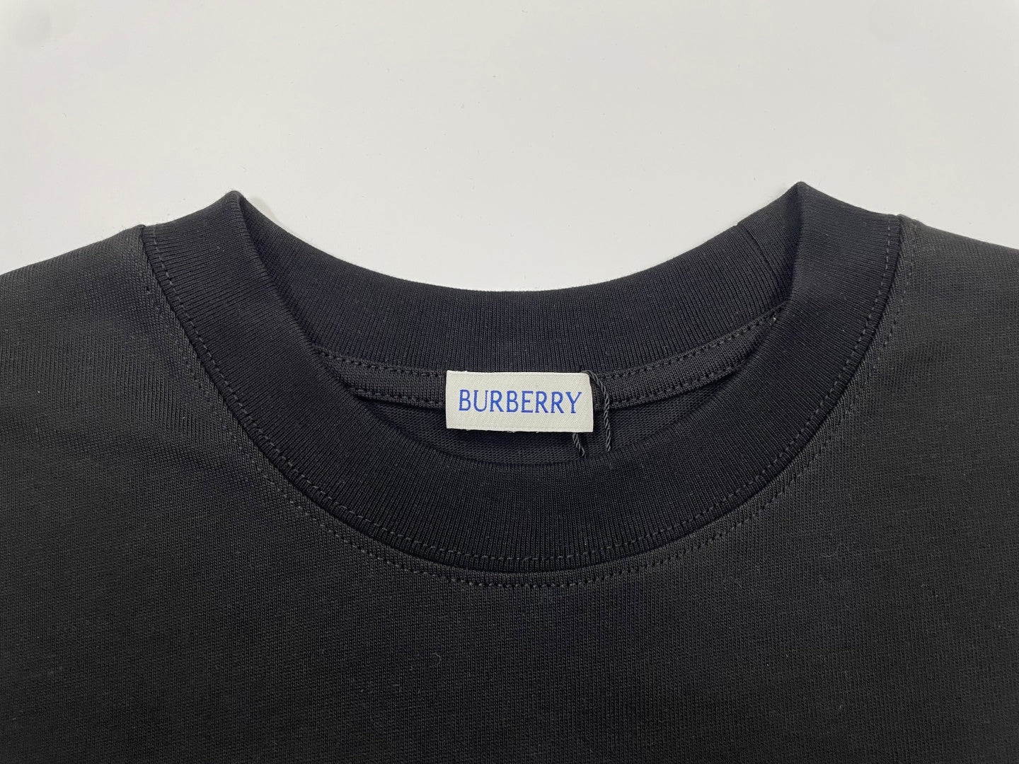 Crewneck collar with BURBERRY label on dark short-sleeve t-shirt
