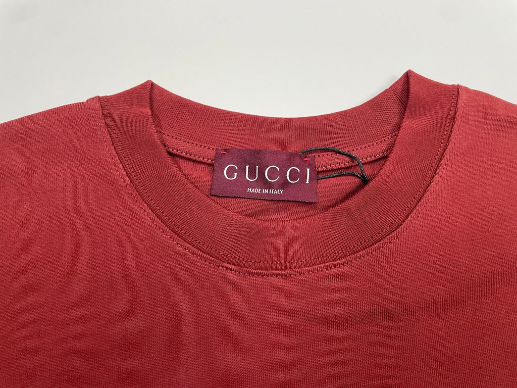 Red crewneck T-shirt collar with Gucci label at the neckline