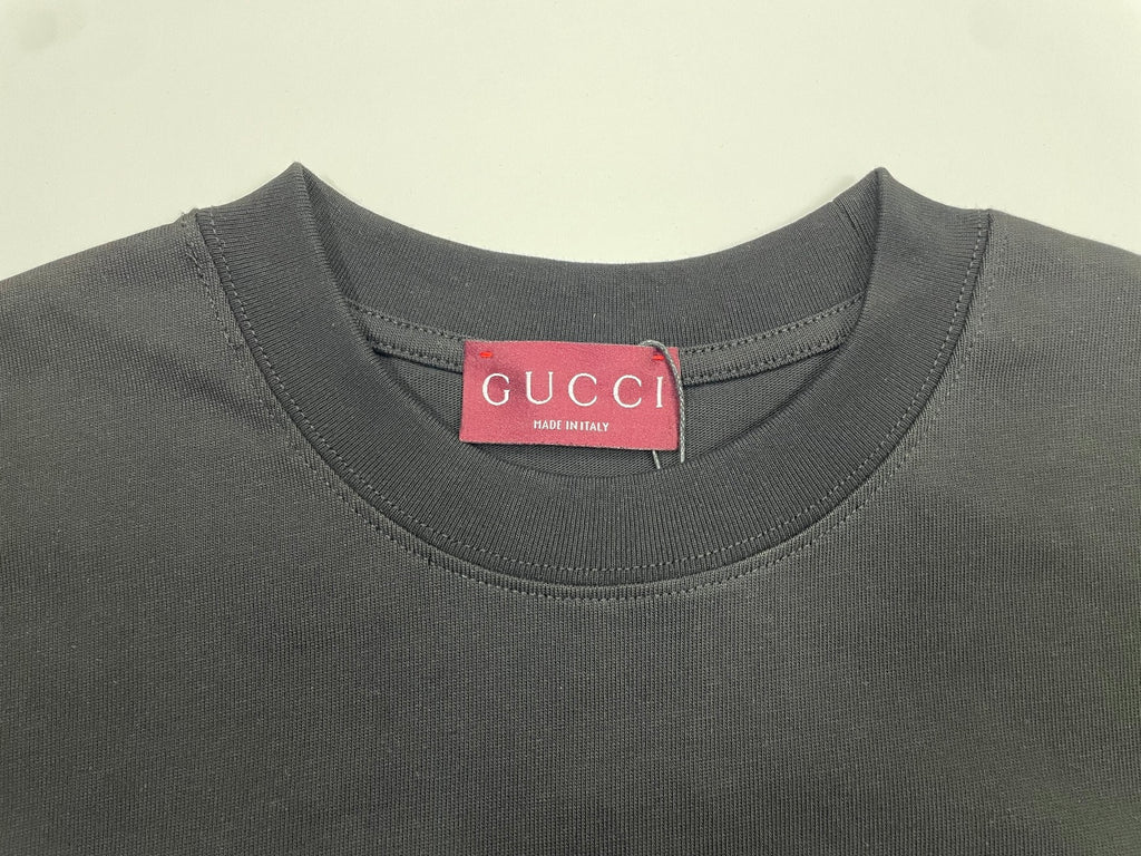 Dark Gucci T-shirt collar with GUCCI label