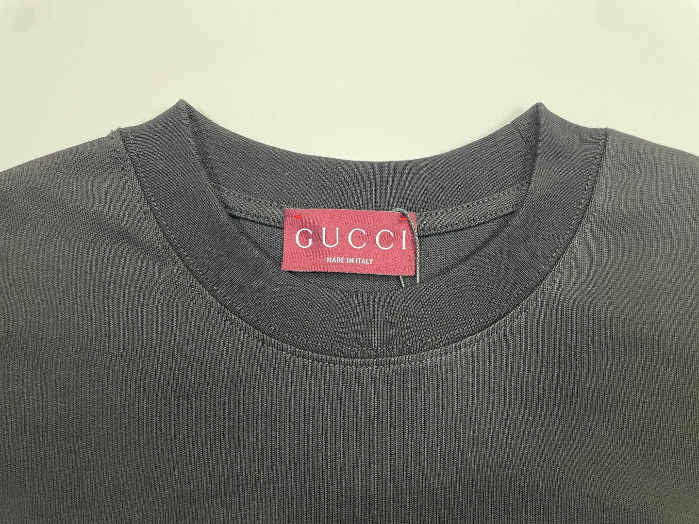 Dark Gucci T-shirt collar with GUCCI label