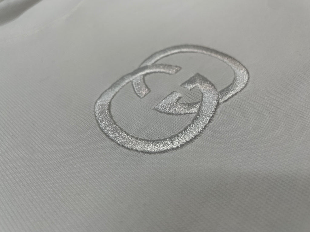 White short-sleeve T-shirt close-up of GG logo embroidery