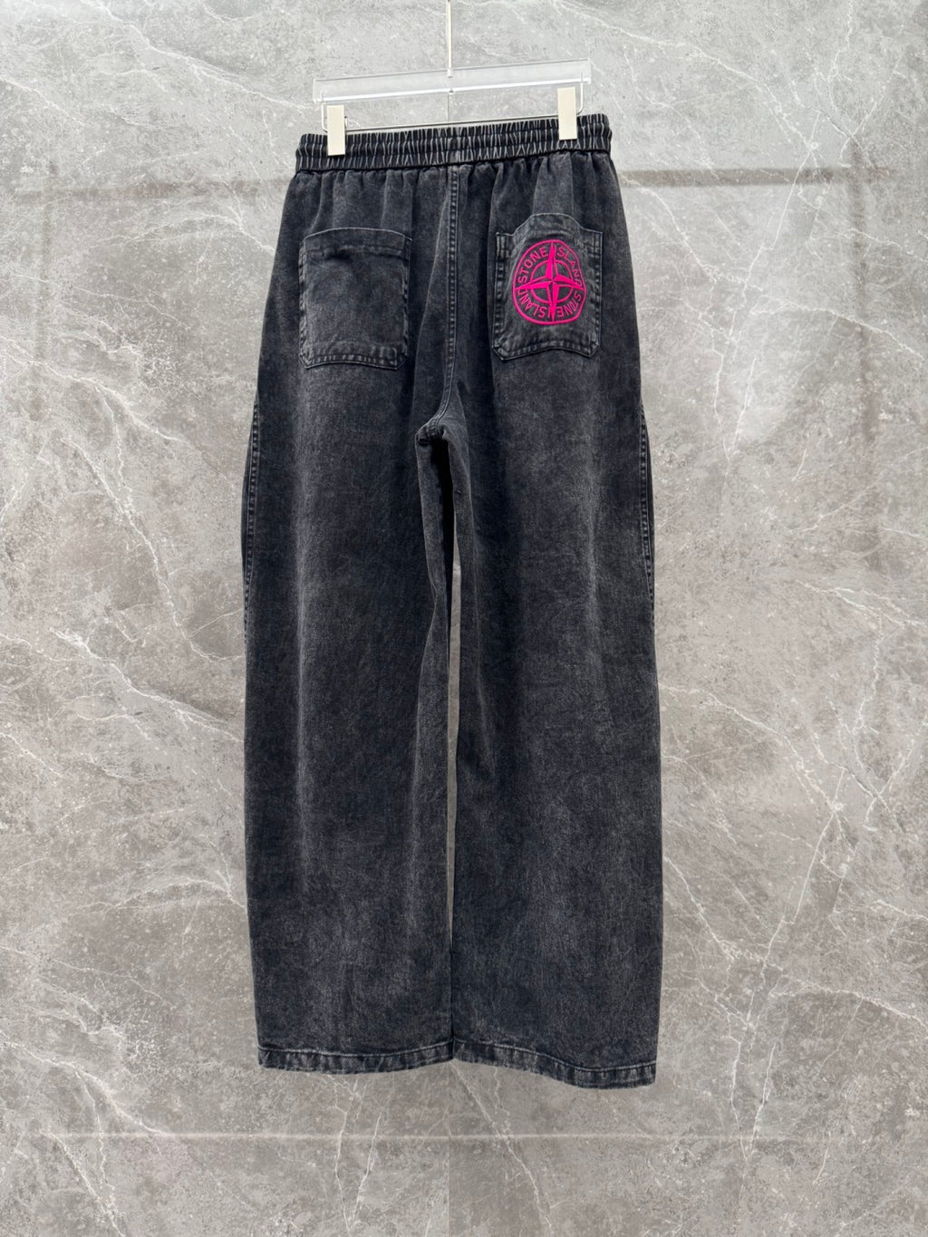 Wide-leg denim pants, dark wash, elastic waistband with drawstring; pink back logo patch.