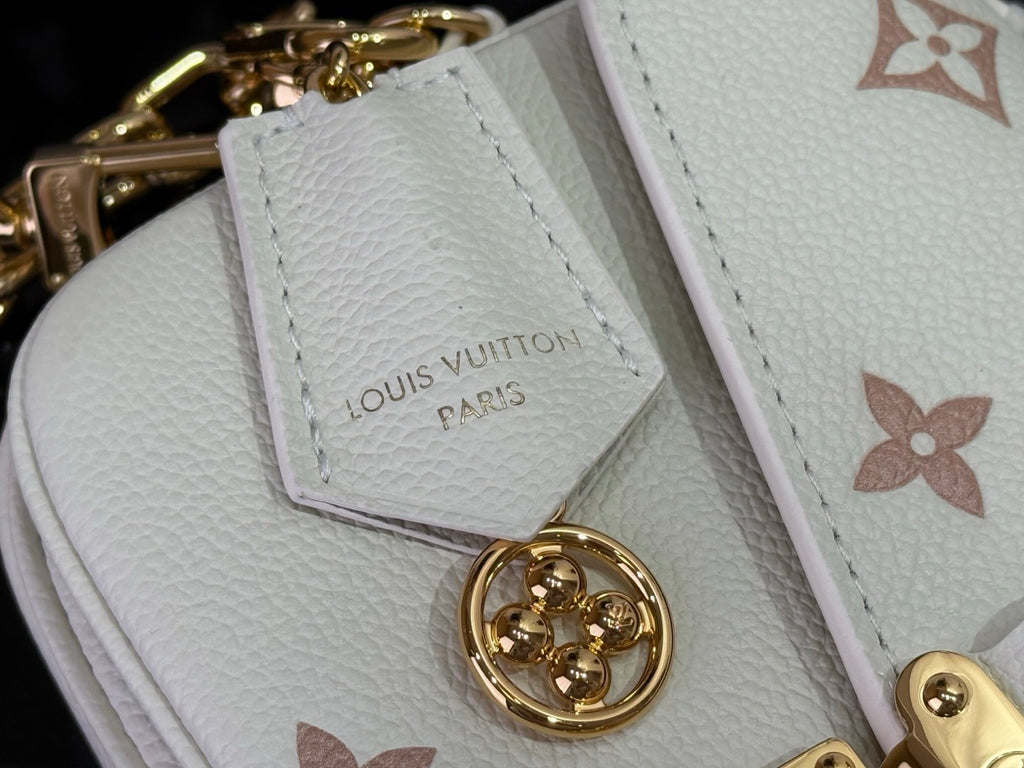 Louis Vuitton bag with light patterned leather and gold clasp, monogram flower patch
