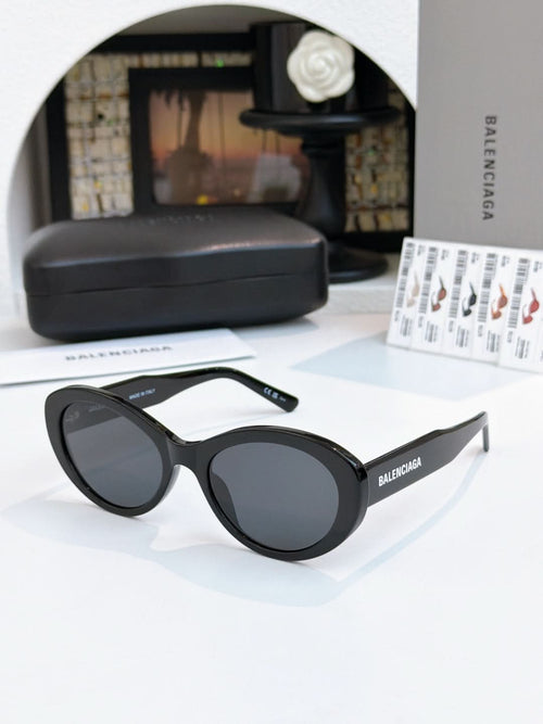 Black round sunglasses with dark lenses and glossy full-rim frame.