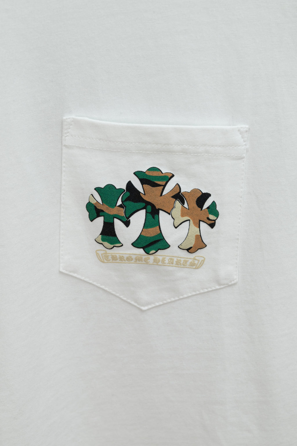 White short-sleeve T-shirt chest pocket graphic print