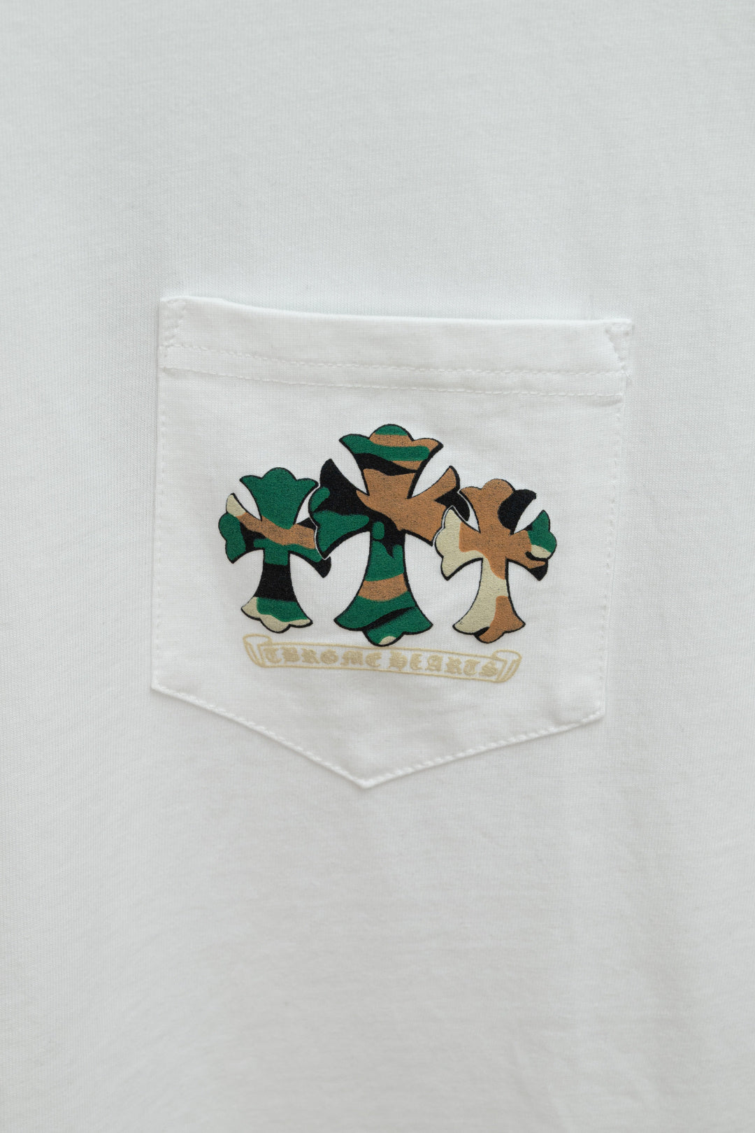 White short-sleeve T-shirt chest pocket graphic print