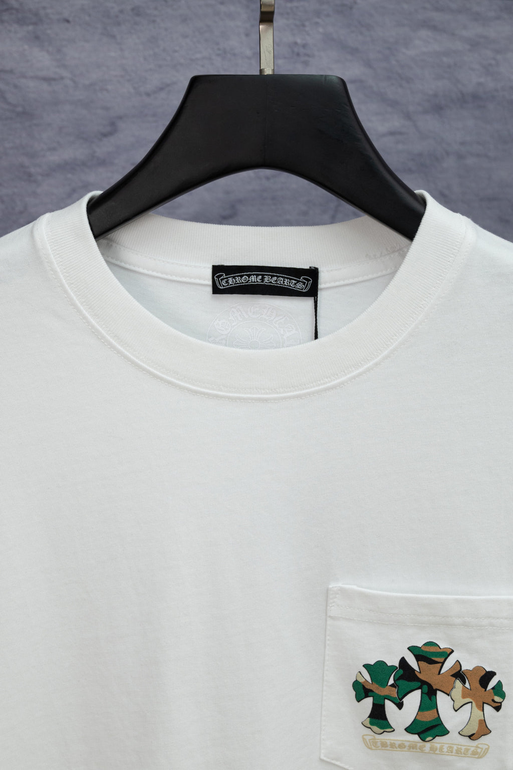 White short-sleeve T-shirt neckline with brand tag