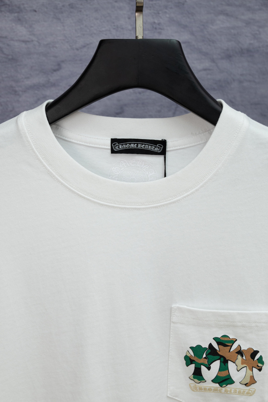 White short-sleeve T-shirt neckline with brand tag