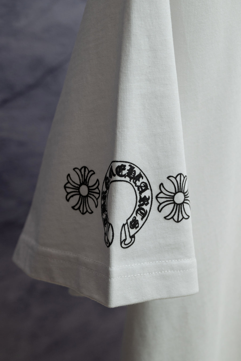 White short-sleeve T-shirt sleeve graphic print