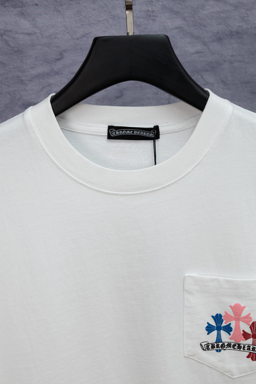 White short-sleeve T-shirt neckline with small pocket-side graphic