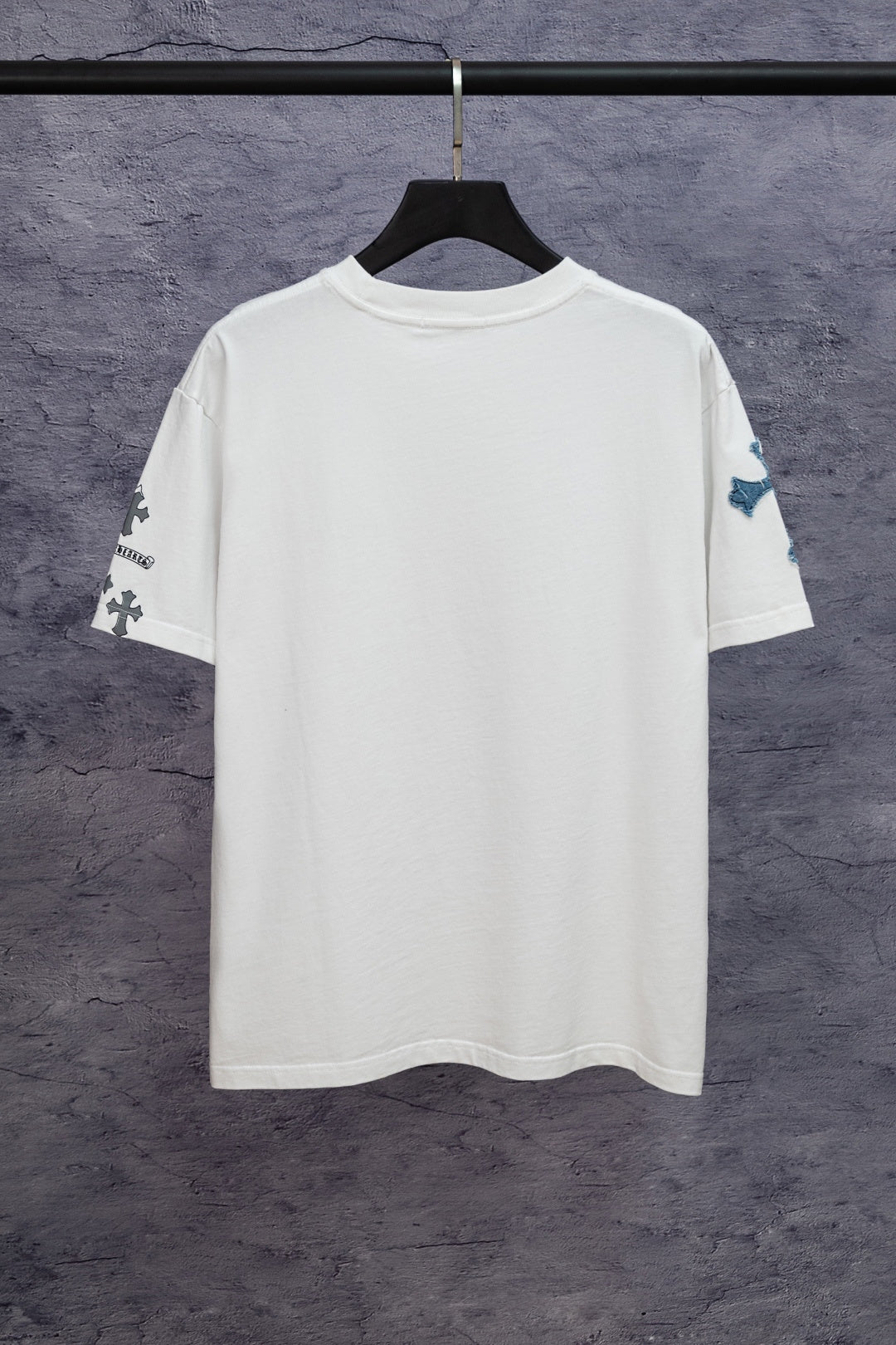 White short-sleeve T-shirt with blue cross print on left sleeve