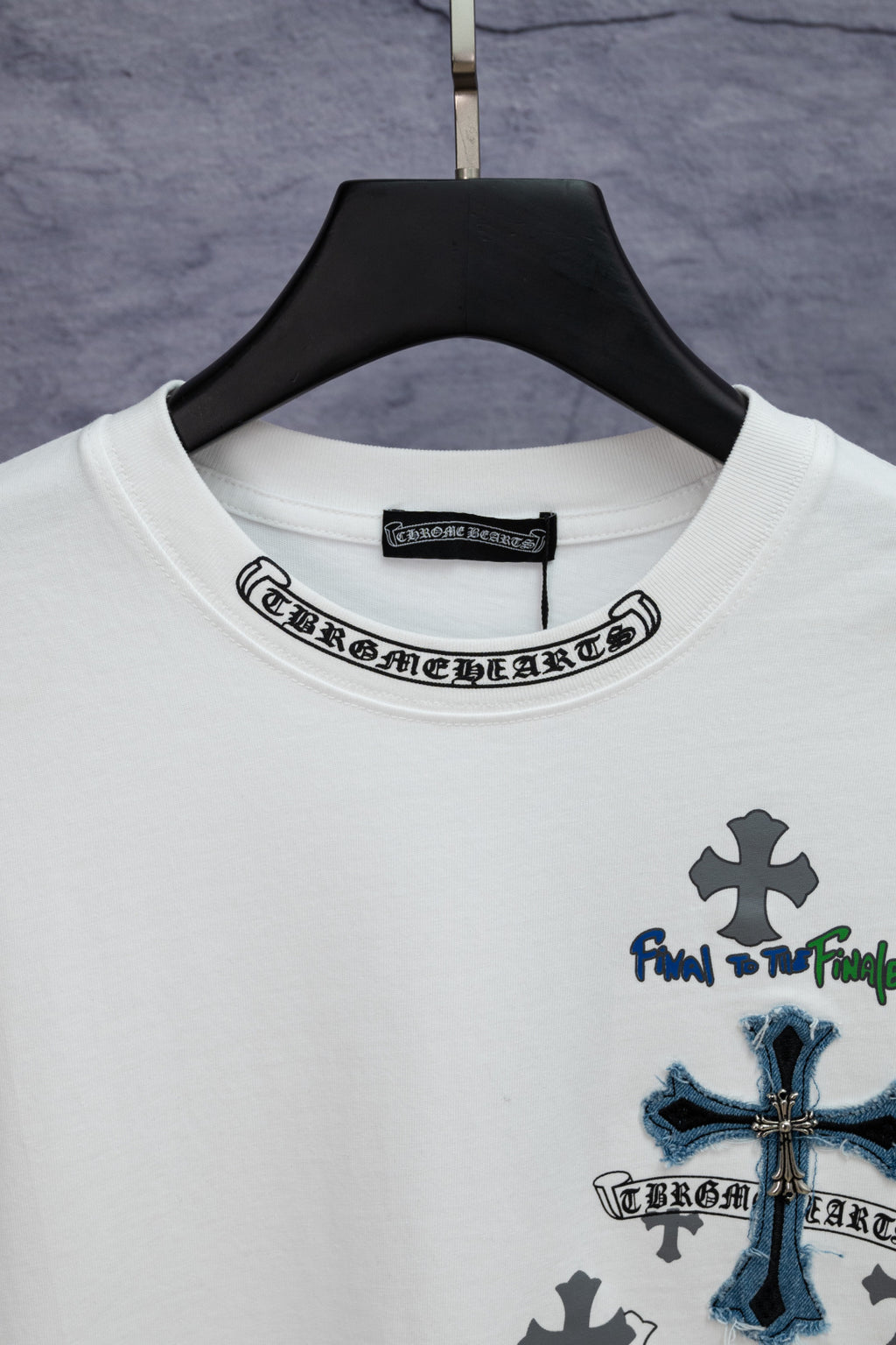 White short-sleeve T-shirt with printed collar band and blue cross chest graphic