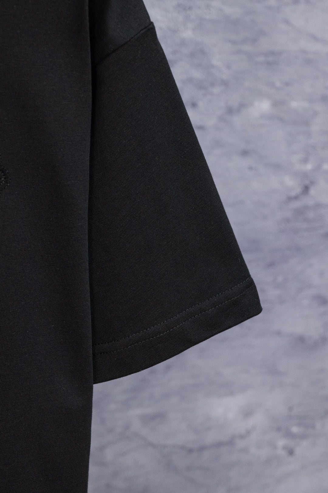 Black T-shirt sleeve and side hem stitching