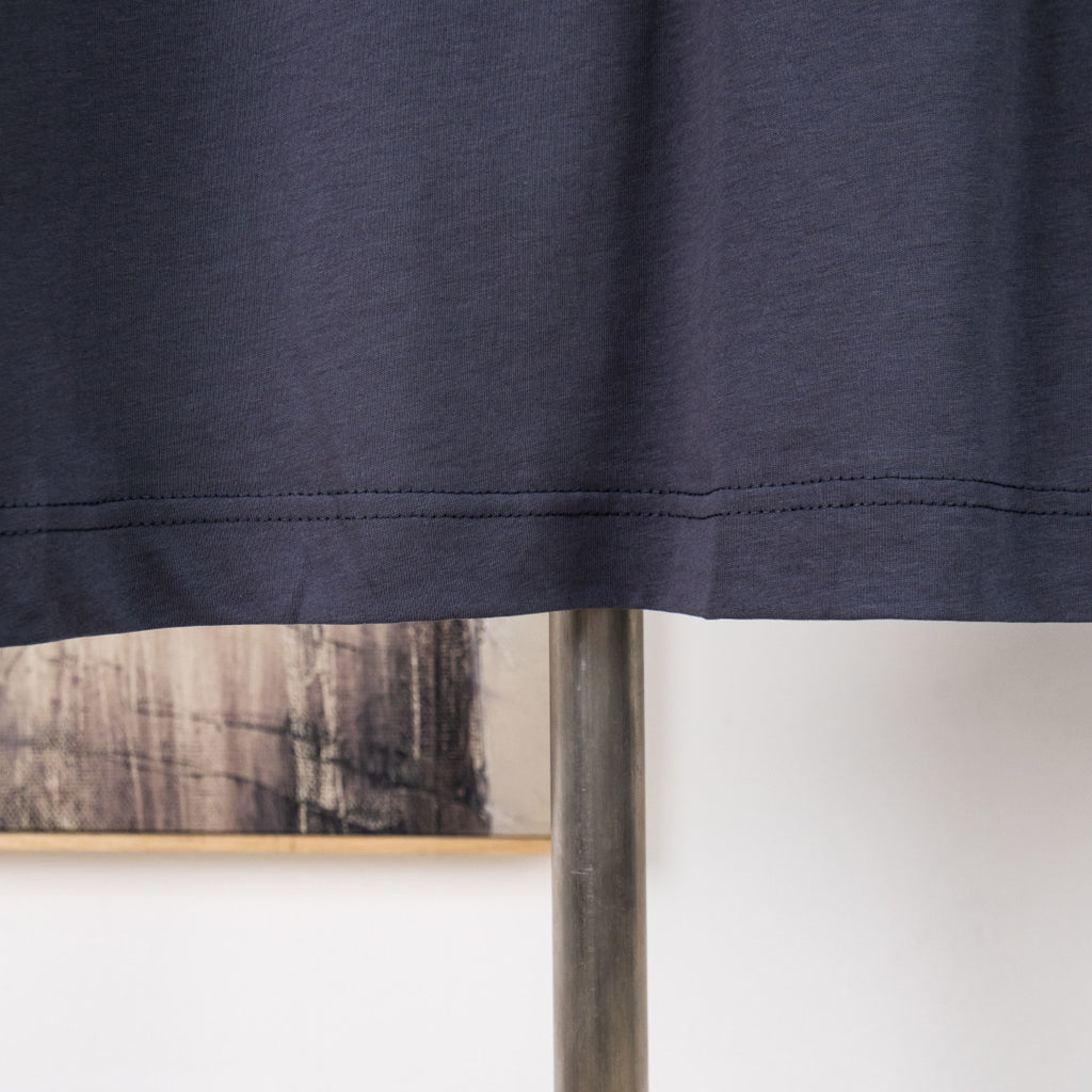 Dark blue short-sleeve T-shirt bottom hem seam detail