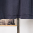 Dark blue short-sleeve T-shirt bottom hem seam detail