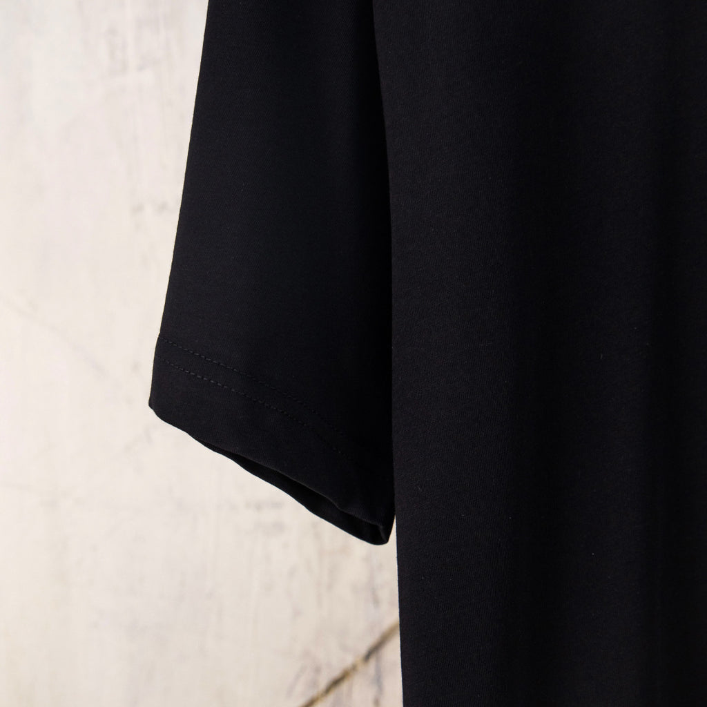 Black Dior T-shirt hem with side seam stitching