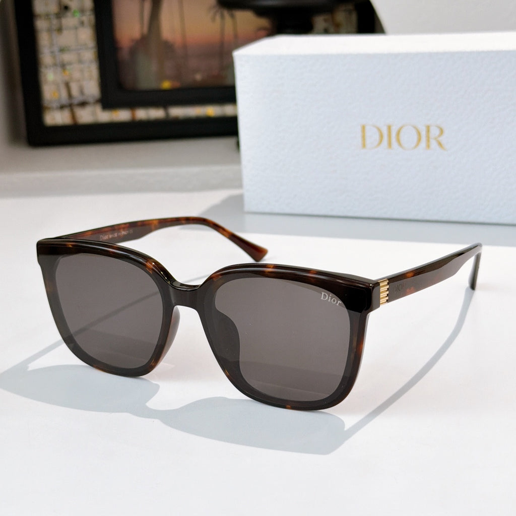 Sunglasses with tortoiseshell frame and dark gray-tinted lenses