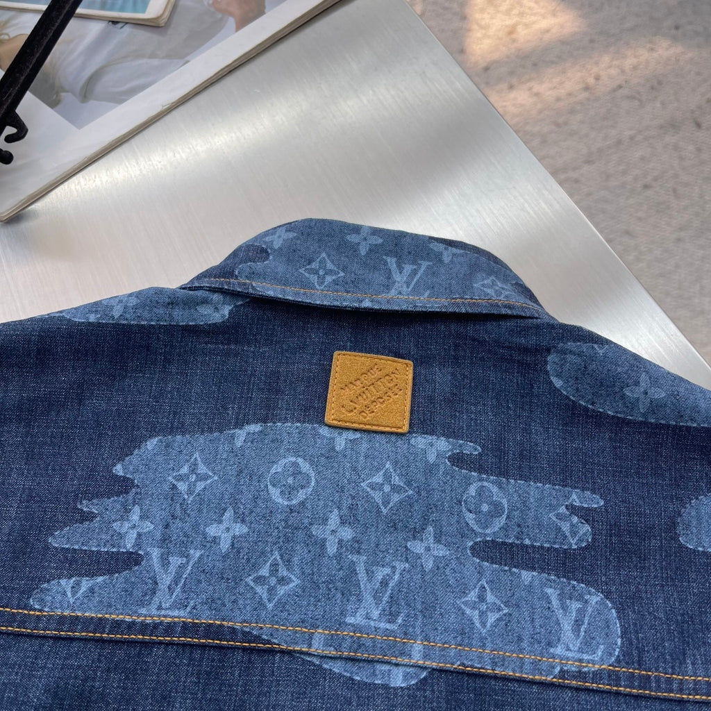 Louis Vuitton denim short-sleeve shirt, back neck leather patch on blue monogram print
