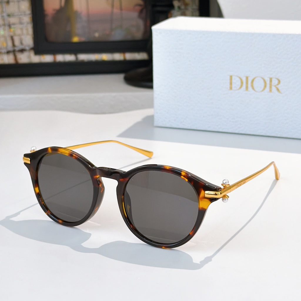 Round sunglasses with tortoiseshell frames and dark lenses