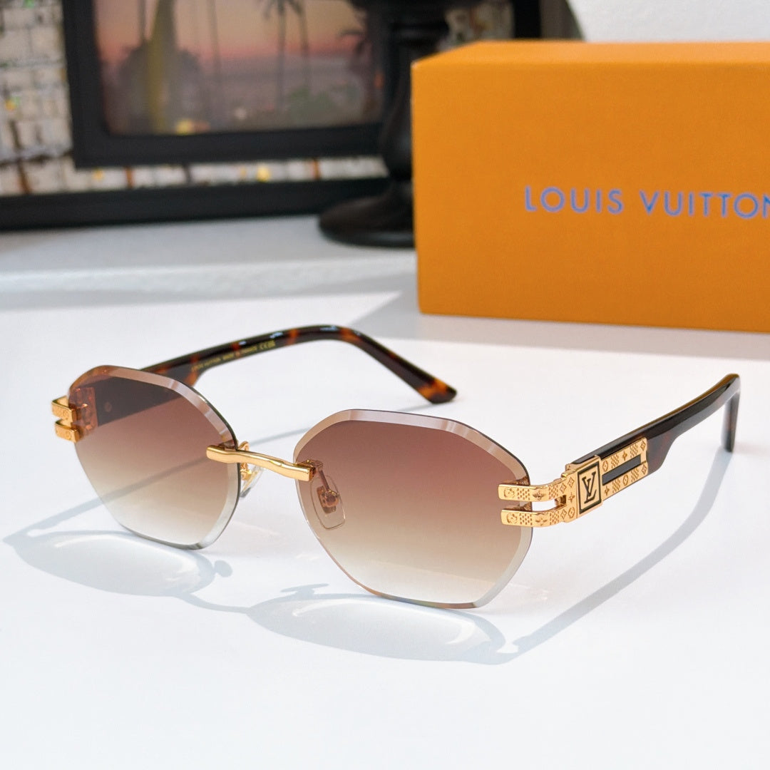Sunglasses with gold-tone frames and tinted lenses, round silhouette